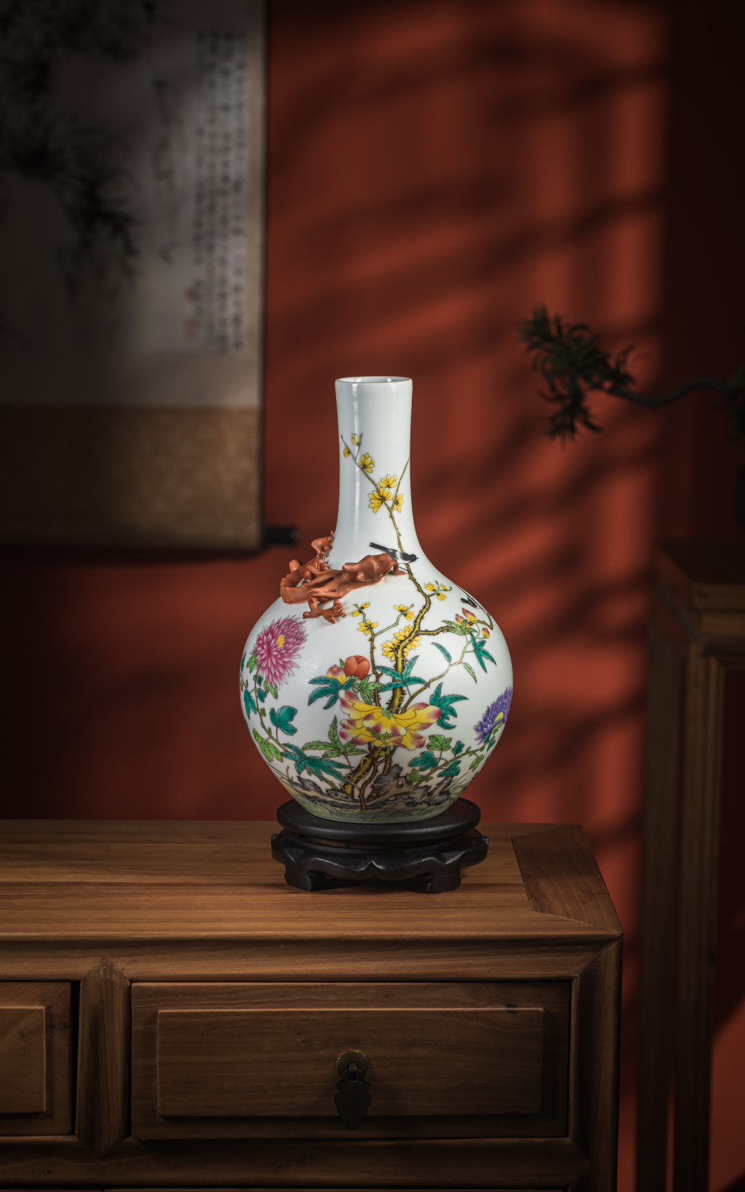 仿清乾隆粉彩花卉螭龙天球瓶